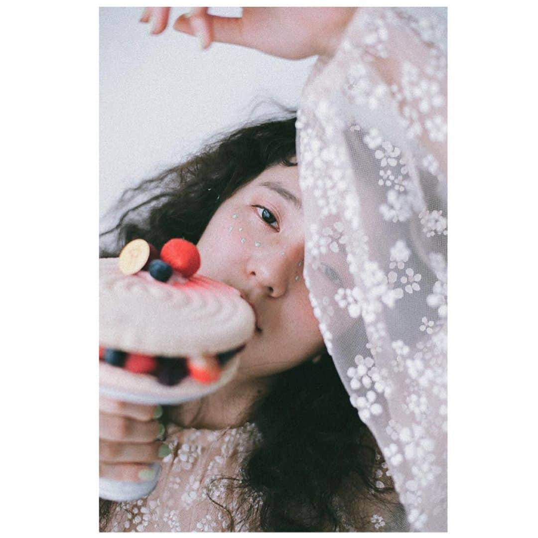 今城純さんのインスタグラム写真 - (今城純Instagram)「『食』をテーマにしたweb magazine ﻿ 『WEAK POINT は少食です。』を更新しました！﻿ ﻿ 今回更新した内容は、﻿ ﻿ ①FOOD & FASHION ﻿ (vol.7 MACARON)﻿ ﻿ 今回はマカロンを使ったファッションシュートになります！﻿ ﻿ ②スイーツが好きだ！！﻿ (vol.9 aminchi さんのメロンパフェ)﻿ ﻿ 今回もメロンパフェです（笑）﻿ なかなか梅雨明けしない今年は、すっきりして甘いメロンを欲してしまいます。今回のパフェも絶妙なサイズ感で少食ビトにぴったりです！﻿ ﻿ ③take out sweets﻿ ﻿ ジュレが沢山登場する季節になりました！！﻿ 食すペースが急に上がります！！﻿ ﻿ ﻿ の3カテゴリーになります！！﻿ ﻿ スマホバージョンとPCバージョンと若干デザインが異なるので、両方ご覧頂けたら嬉しいです！！﻿ ﻿ http://www.w-shoushoku.com﻿ ﻿ AD:平崎絵里 @elly_twin﻿ ﻿ FOOD & FASHION スタッフ﻿ ST:塚田綾子 @ayakotukada﻿ HM:橘房図 @fusaetachibana ﻿ MO:横田美憧 @light.mito ﻿ ﻿ ﻿ ﻿ ﻿ #junimajo#junimajo2#今城純#weakpointは少食です#filmphoto#nikonfm3#konicaefj#fuji400h﻿ ﻿」7月21日 17時24分 - junimajo