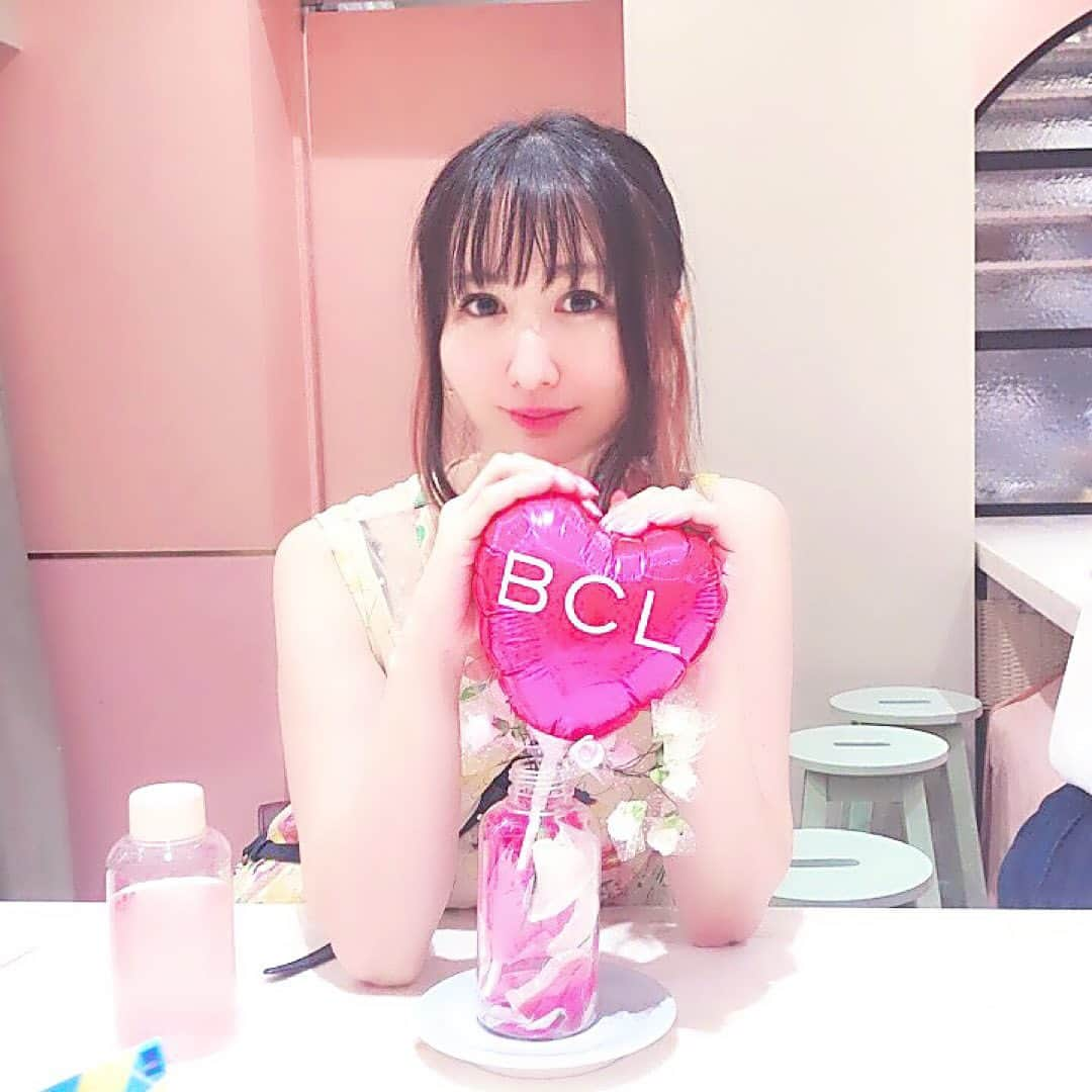 大谷咲子さんのインスタグラム写真 - (大谷咲子Instagram)「昨日は #LaLa と #BCLコスメラボ さんのコラボイベントで #caferonron に行って来ました！ BCLさんのコスメをたくさん試せて、回転寿司のように流れるスイーツを楽しめる神イベント✨ たくさんのライバーさんやインスタグラマーの方が来られていました✨ 私も #LaLaライバー として参加させていただきましたよ😍 お土産もたくさんいただいたので少しずつレビューして行きますね。 サボリーノやクリアラストのパウダーは普段から使っているし、#桃セラミド のシリーズは試してみたかったのでとっても嬉しいです🌸😘」7月21日 17時24分 - sakiton69