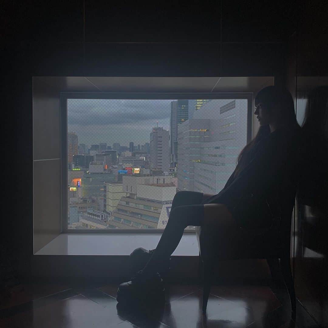 chiiiiiのインスタグラム：「tokyo👥👥👥 眺めれる1人席」