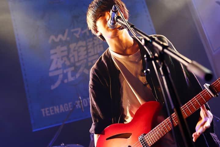 未確認フェスティバルのインスタグラム：「5組目！東京都！4ピースバンド！ #anewhite ！﻿ ﻿ 高校時代の軽音部のメンバーで今年4月に結成した４人組🎸✨﻿ ちなみにVo.の佐藤くんとDr.の鈴木くんはSCHOOL OF LOCK! の生徒🎶🎓﻿ ﻿ ずっと聴いていて、ずっと観ていて、憧れていた未確認の舞台‼️﻿ 眺めていたステージの上に立てることを幸せに感じながら、全力を尽くして心に響くLIVEを届けたい👊👊﻿ ﻿ そう意気込んで挑んだLIVEステージ⚡️﻿開始早々、最高潮の熱量で届けられる歌声と演奏‼️‼️﻿ ﻿ すぐさま会場のテンションをMAXまで引き上げてくれた🔥🔥﻿ ﻿ 「話したいことはたくさんあるんですが、めいいっぱい曲をやらせてください。」﻿ ﻿ 多くを語らず…曲で想いを伝えたい‼️﻿ そんな気持ちが感じとれるMCから2曲目へ。﻿ ﻿ さっきとは雰囲気がガラリと変わり、﻿今度は心に直接語りかけてくれるような、優しい演奏を届けてくれた🙌🙌﻿ ﻿ 「SCHOOL OF LOCK! の生徒として、過去に未確認で感じた想いを、衝動を、僕らのLIVEで次の生徒達に繋げたい。」﻿ ﻿ ステージに立つ前に掲げていた目標。﻿きっと、達成できていると思います。﻿ ﻿ M1  氷菓﻿ M2  夢現﻿ ﻿ #未確認 #マイナビ未確認フェスティバル2019 #ライブステージ #ナナヲアカリ #duomusicexchange #夏フェス #音楽 #10代アーティスト#東京 #tokyo #入場無料」