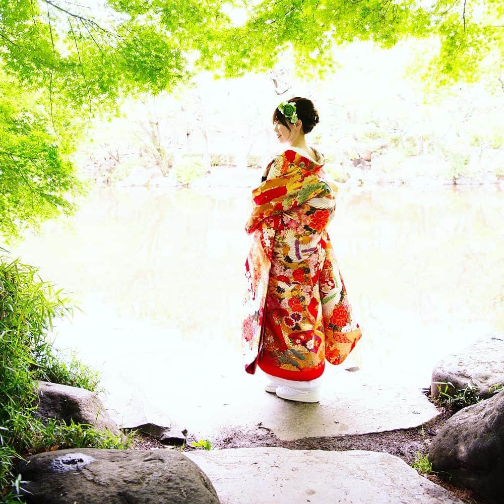 晴レの日｜HARENOHIのインスタグラム：「清清しい緑と赤い打掛けが花嫁さまの美しさを引き立て、幻想的な一枚となりました✨ #晴レの日#harenohi #HARENOHI#前撮り#写真#和装#色打ち掛け #和婚 #プレ花嫁 #卒花嫁 #結婚式#結婚式#ウェディングフォト #浅草#浅草寺#神社婚#tokyo#asakusa#全国のプレ花嫁さんと繋がりたい#着物#和装花嫁 #フォトウェディング 〜本格和装撮影が49,800円から！！〜 ～おひとり様撮影は29800円から！！～ ﻿ 浅草の魅力を存分に味わえる撮影体験☆﻿ 最高級の和装で他とは違うワンランク上の贅沢☆﻿ メイクもセアセットもHARENOHIにお任せ☆﻿ 和装小物貸出無限大！あなたのわがまま叶えます☆﻿ ﻿ お問い合わせはこちら↓﻿ https://www.photorait.net/studio/201430﻿ ﻿ お電話でもご予約承ります↓﻿ 03-6721-5547﻿ ﻿」