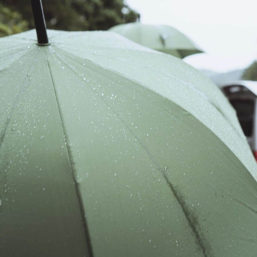 市川渚さんのインスタグラム写真 - (市川渚Instagram)「When will the rainy season end?﻿ ﻿ ﻿ ﻿ 湿度高めな写真たち。他の季節に来たらまた印象がガラリと変わりそう。﻿ちなみにMIHO MUSEUMはホスピタリティに満ち溢れていて、私が伺った日は雨だったのだけれど、駐車場から傘の貸し出しがあって、傘を管理するスタッフの方たちもいらっしゃった。一つ前のポストに載せたトンネルはそこそこ長さがあるので、電気自動車による送迎も。至れり尽くせりです。 ﻿ ﻿  #mihomuseum#ミホミュージアム#rainyseason#梅雨#landscape#landscapedesign#shiga#滋賀#nagikotrip#a7iii#sonya7iii#sonyalpha7iii#sonya#sonyalpha#carlzeisslenses#carlzeiss#batis25」7月21日 17時38分 - nagiko