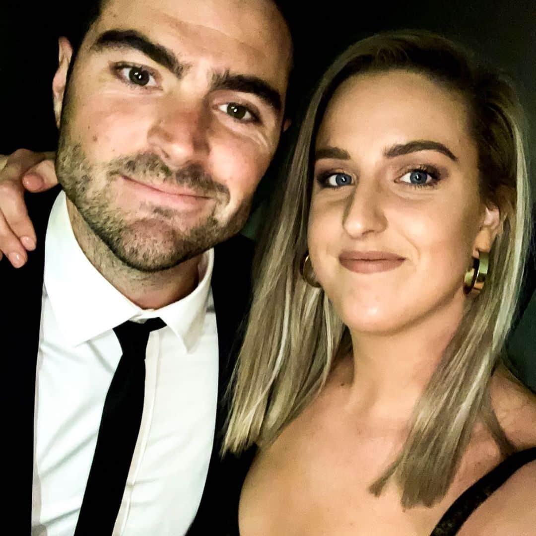 ブリタニー・エルムズリーのインスタグラム：「Homeslice is back and it’s safe to say I’ve been homesick these past 4 weeks 🥰🙃 Fresh off the plane to @smosh_the_lions_den ball last night #uptheden」