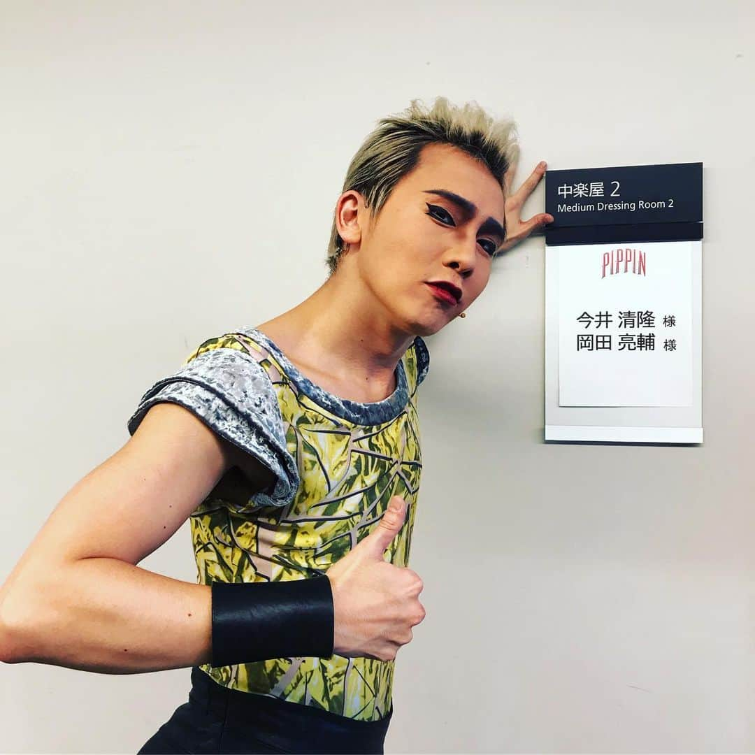 岡田亮輔さんのインスタグラム写真 - (岡田亮輔Instagram)「🎭ブロードウェイミュージカル🎪PIPPIN🎪 大千秋楽の舞台を無事ルイス役にて努めさせて頂きました✨大入袋も頂きました👑 カーテンコールで目頭が熱くなり✨😭✨PIPPIN日本オリジナルキャストとして舞台上にいれて感無量でした😂 本当に感謝の言葉しか出てきません❗️❗️ 沢山の声援ありがとうございました✨🤩✨ PIPPIN最高です👏😆👏大好き❤️ ママとのツーショットを載せます✨ 本当に霧矢さんにはお世話になりっぱなしで😭沢山ご指導をして頂き❗️❗️稽古場から舞台上に至るまでプロフェッショナルな霧矢さんを目の当たりにして大変勉強になりました✨僕の人生初リフトが霧矢大夢さんです👏✨プロフィールに載せさせて頂きます（笑）素敵な霧矢さんとご一緒出来た事を心から感謝したいです❗️❗️ありがとうございました✨✨ #pippin #静岡公演 #大千穐楽 #霧矢大夢 さん #ファストラーダ #ルイス #大入袋 #目頭が熱くなった #日本オリジナルキャスト #感無量 #感謝の気持ち #ありがとうございます #人生初のリフト #プロフェッショナル #沢山の声援ありがとうございました #感謝の言葉 #最高 #PIPPIN大好き❤ #Lewis」7月21日 17時54分 - ryosuke.okada0216