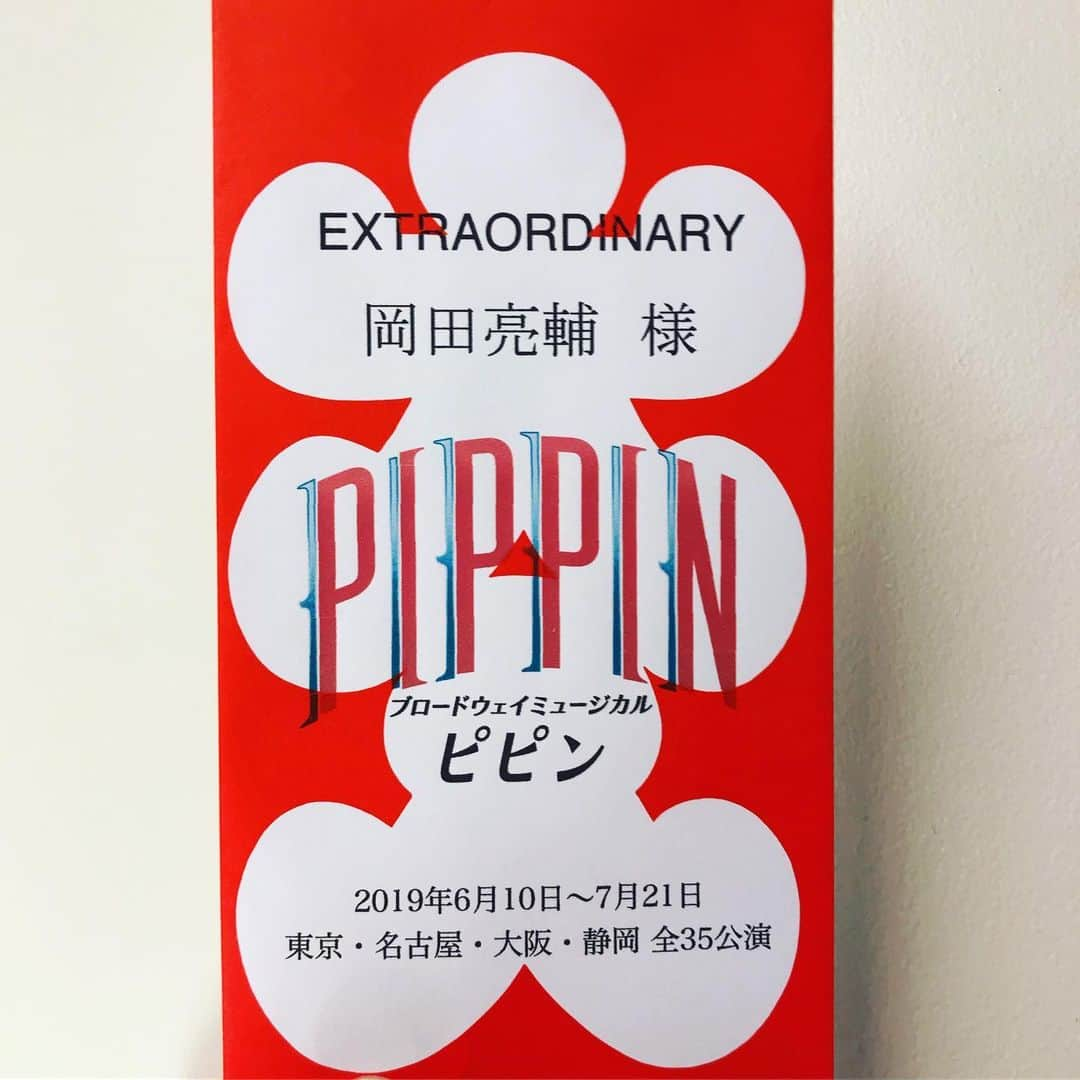 岡田亮輔さんのインスタグラム写真 - (岡田亮輔Instagram)「🎭ブロードウェイミュージカル🎪PIPPIN🎪 大千秋楽の舞台を無事ルイス役にて努めさせて頂きました✨大入袋も頂きました👑 カーテンコールで目頭が熱くなり✨😭✨PIPPIN日本オリジナルキャストとして舞台上にいれて感無量でした😂 本当に感謝の言葉しか出てきません❗️❗️ 沢山の声援ありがとうございました✨🤩✨ PIPPIN最高です👏😆👏大好き❤️ ママとのツーショットを載せます✨ 本当に霧矢さんにはお世話になりっぱなしで😭沢山ご指導をして頂き❗️❗️稽古場から舞台上に至るまでプロフェッショナルな霧矢さんを目の当たりにして大変勉強になりました✨僕の人生初リフトが霧矢大夢さんです👏✨プロフィールに載せさせて頂きます（笑）素敵な霧矢さんとご一緒出来た事を心から感謝したいです❗️❗️ありがとうございました✨✨ #pippin #静岡公演 #大千穐楽 #霧矢大夢 さん #ファストラーダ #ルイス #大入袋 #目頭が熱くなった #日本オリジナルキャスト #感無量 #感謝の気持ち #ありがとうございます #人生初のリフト #プロフェッショナル #沢山の声援ありがとうございました #感謝の言葉 #最高 #PIPPIN大好き❤ #Lewis」7月21日 17時54分 - ryosuke.okada0216