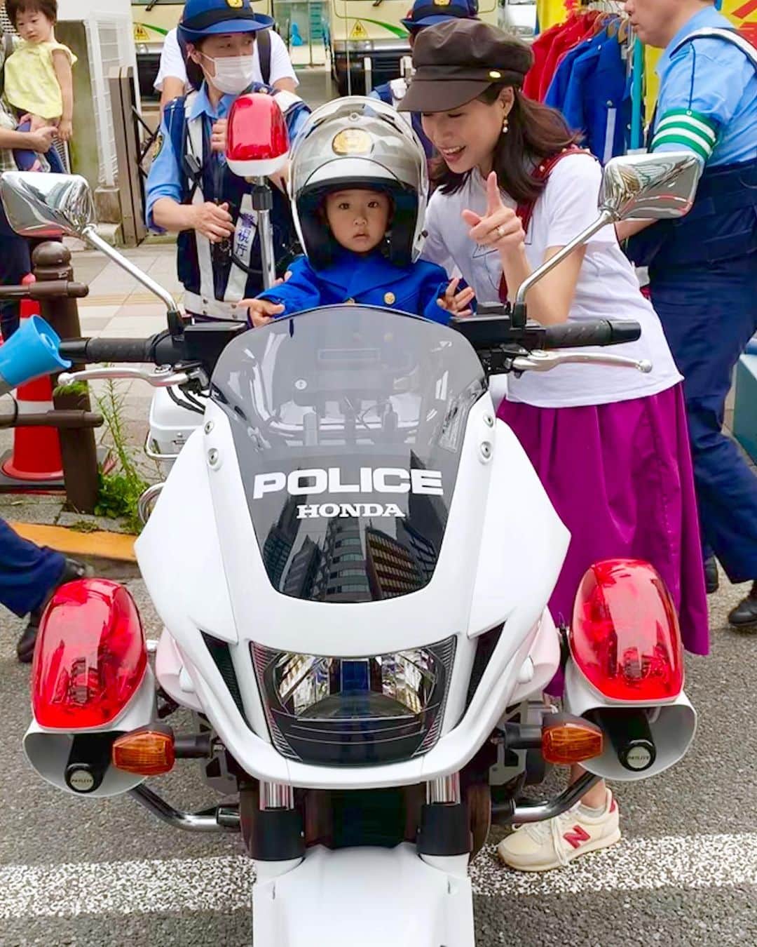 桜井未来さんのインスタグラム写真 - (桜井未来Instagram)「大好きなピーポー🚔🚨のバイクに乗せて貰ったよ😂💓 乗る前もバイク！バイク！と騒いでいたのに、座ってヘルメット被せられた途端に、借りて来た猫のように固まってましたが😂ww 降ろされる時は、降りたくなーい！とグズって居たので、真顔でも楽しかったみたいです😂💓 警察の皆さん、ありがとうございました😊🙏💓 ・ ・ ・  #サンバ #サンバカーニバル #夏祭り #お祭り #祭り #祭り好き #お出かけ #ママ #baby #ママ友募集 #赤ちゃんのいる生活 #ママサークル #ママイベント #ママ会 #都内ママ #ベビスタグラム #mamagirl #ベビフル #コドモダカラ #コドモノ #ママリ #親バカ部 #新米ママ東京部」7月21日 17時48分 - miki.sakurai0214