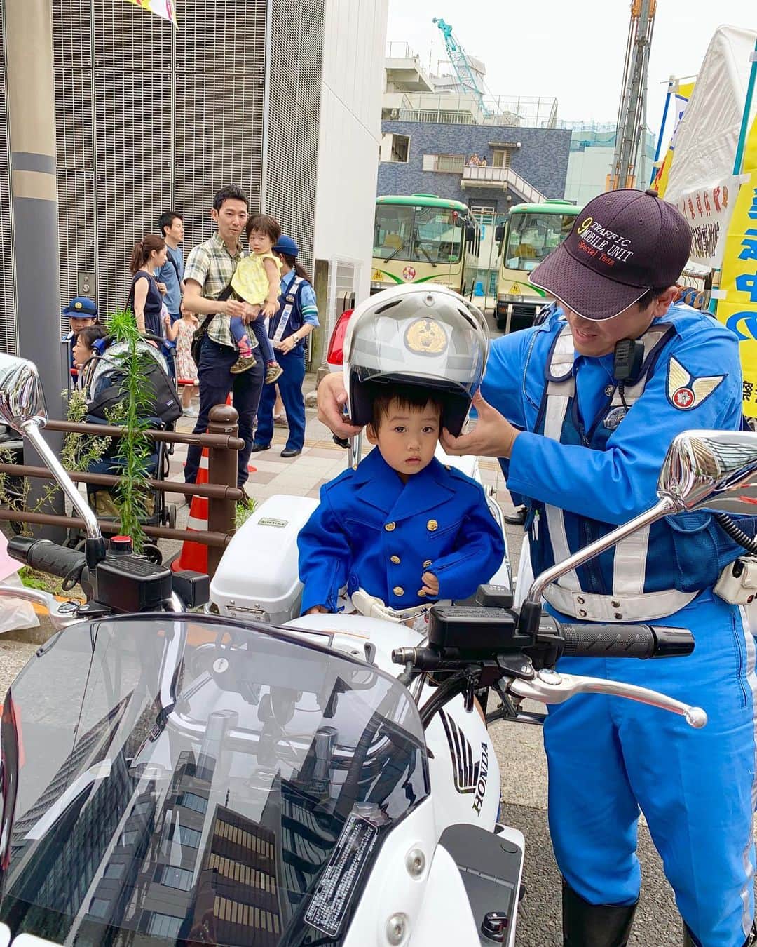 桜井未来さんのインスタグラム写真 - (桜井未来Instagram)「大好きなピーポー🚔🚨のバイクに乗せて貰ったよ😂💓 乗る前もバイク！バイク！と騒いでいたのに、座ってヘルメット被せられた途端に、借りて来た猫のように固まってましたが😂ww 降ろされる時は、降りたくなーい！とグズって居たので、真顔でも楽しかったみたいです😂💓 警察の皆さん、ありがとうございました😊🙏💓 ・ ・ ・  #サンバ #サンバカーニバル #夏祭り #お祭り #祭り #祭り好き #お出かけ #ママ #baby #ママ友募集 #赤ちゃんのいる生活 #ママサークル #ママイベント #ママ会 #都内ママ #ベビスタグラム #mamagirl #ベビフル #コドモダカラ #コドモノ #ママリ #親バカ部 #新米ママ東京部」7月21日 17時48分 - miki.sakurai0214