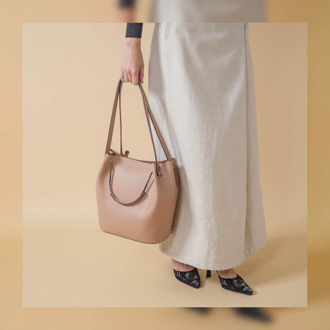 SMIRNASLI_officialのインスタグラム：「2way Bucket Tote . トートからと新作が登場 大きすぎず小さすぎない デイリー使いにいいサイズ感❤︎ . #SMIRNASLI #サミールナスリ #bag #トートバッグ」