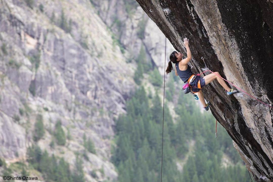 大田理裟のインスタグラム：「Rockclimbing with @shintaozawa @taisei_homma @hada_yuki 😙✨ photo : @shintaozawa  #rock #rockclimbinglife #rockclimbing #mountain #france #briancon #climbing #ロッククライミング #champion #championjp」