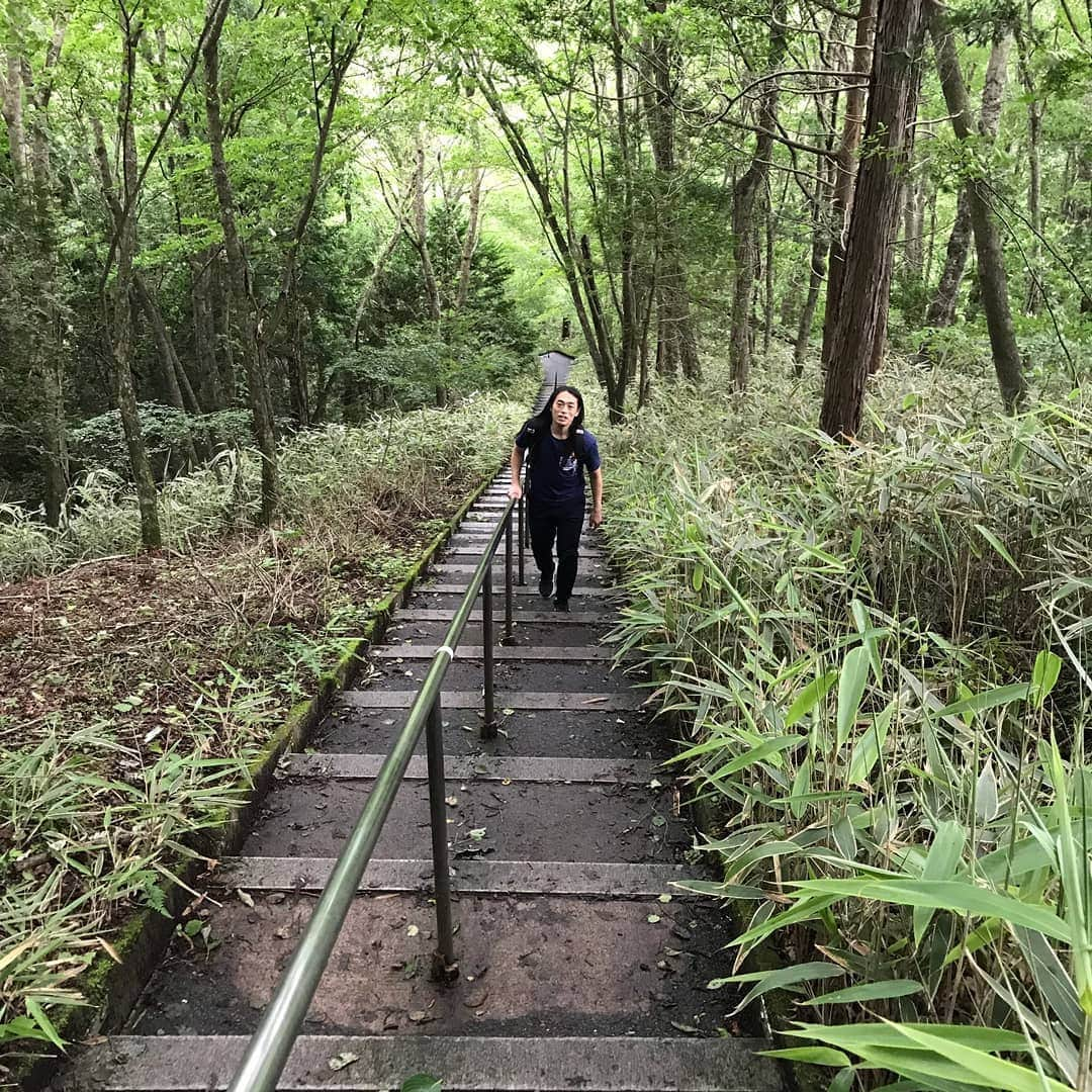 LOVE ME DOさんのインスタグラム写真 - (LOVE ME DOInstagram)「山梨県、山中湖村にある石割神社に行って来ました！汗だくになります！膝がガクガクになります！替えのTシャツが必要です。 #山梨県 #山中湖 #石割神社 #開運 #勝負運 #ラブちゃんパワースポット #パワースポットツアー  #パワースポット巡り #替えのtシャツ必要 #替えのtシャツ必須 #替えのパンツ必須 #帰りは温泉 #帰りは温泉でさっぱり #膝がガクガク #膝がガクガクする」7月21日 17時56分 - lovemedo_fortunteller