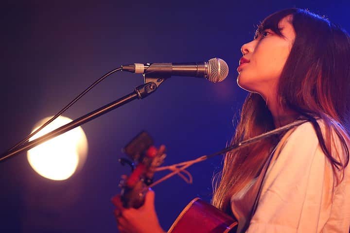 未確認フェスティバルのインスタグラム：「6組目！東京都！19歳！女の子 シンガーソングライター！#美湖乃﻿ ﻿ 閃光ライオット2011🎸審査員特別賞を受賞したシンガーソングライター片平里菜ちゃん👩✨そんな里菜ちゃんに憧れてアコギを手にした女の子がいた。﻿ ﻿ その女の子が、そう、今日このステージに立っている美湖乃ちゃん👧♥️﻿ 今年で19歳の美湖乃ちゃんは今回の応募がラストイヤーなんだけど…🙄﻿ 実は高1と高2の時にも未確認に応募していて(本当にありがとう🙏)その時は両方とも1次審査落ち☹️﻿ ﻿ 最後だからと応募した今回。﻿ ﻿ ネットステージを通過🖥️﻿ さらにはLIVEステージにまでやって来た🙆🙆﻿ ﻿ すぅ…っと息を吸い、歌い出した1曲目『ハーゲンダッツとロックンロール🎤🎵』﻿ ﻿ 力強くも透き通る声が印象的😌✨﻿ そんでもってギターの音色も美湖乃ちゃんの歌声と相まって心地いい😌💕﻿ ﻿ 「来ちゃったよ未確認～‼️今日はたった2曲です。でもね、2曲で十分だよ本当に😌伝わると信じています。よろしくお願いします。」と始まった次の曲。﻿ ﻿ さっきまで鳴っていた手拍子。﻿ ﻿ 2曲目が始まったとたん会場は誰一人として手拍子することなくただただ彼女の歌声に聞き入っていた。﻿ ﻿ そして彼女の曲が終わると割れんばかりの拍手が巻き起こった👏👏💥💥💥﻿ ﻿ これまで悔しい思いを沢山してきた未確認😭﻿ だけど美湖乃ちゃんは、今そのステージに立ち、たった2曲、たったの10分間⌛️を最大限に楽しんでいるように見えた👧✨﻿ ﻿ ﻿ 美湖乃ちゃん！大好きな里菜ちゃんも立ったステージに着々と近づいているよ！﻿ 里菜先輩！先輩の背中を追って来たという後輩が今日のステージでとても輝いていましたよ😌😌💕﻿ ﻿ ﻿ M1  ハーゲンダッツとロックンロール﻿ M2  あたりまえのこと﻿ ﻿ ﻿ #片平里菜#里菜さま #ハーゲンダッツ #3度目の正直 #新木場 #行きたい #待ってろよ #未確認#マイナビ未確認フェスティバル2019 #ライブステージ #ナナヲアカ#duomusicexchange #夏フェス #音楽 #10代アーティスト#東京 #tokyo #入場無料」