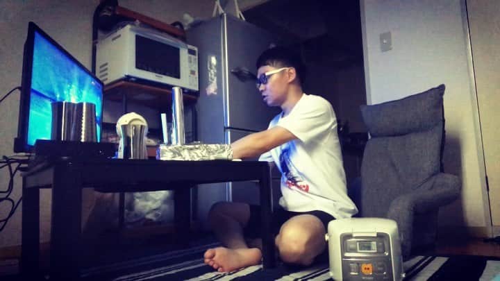 岡下雅典のインスタグラム：「5日間くらい携帯電話が通信制限をくらっていました😭  でも今日解除されました🥳 いや、自分で解除しました✨  通信制限かかってるみなさんもお家でやってみて下さい💋  用意するものはテレビ、レコーダー、ステンレスのコップ、電子レンジ、ティッシュの箱、アルミホイル、コロコロ、炊飯器です🤪」