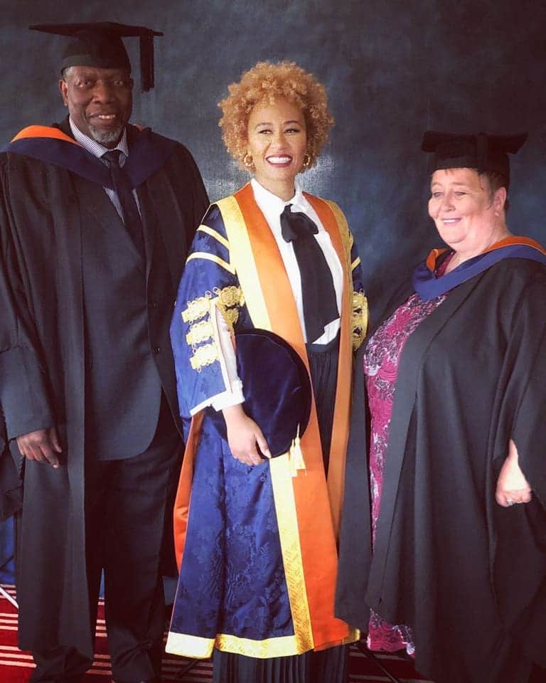 Emeli Sandéのインスタグラム：「Thank you Sunderland university for giving me the great honour of being your chancellor and for allowing this beautiful day with my incredible parents. The journey ahead is both powerful and beautiful. I'm so grateful for this position and opportunity x」
