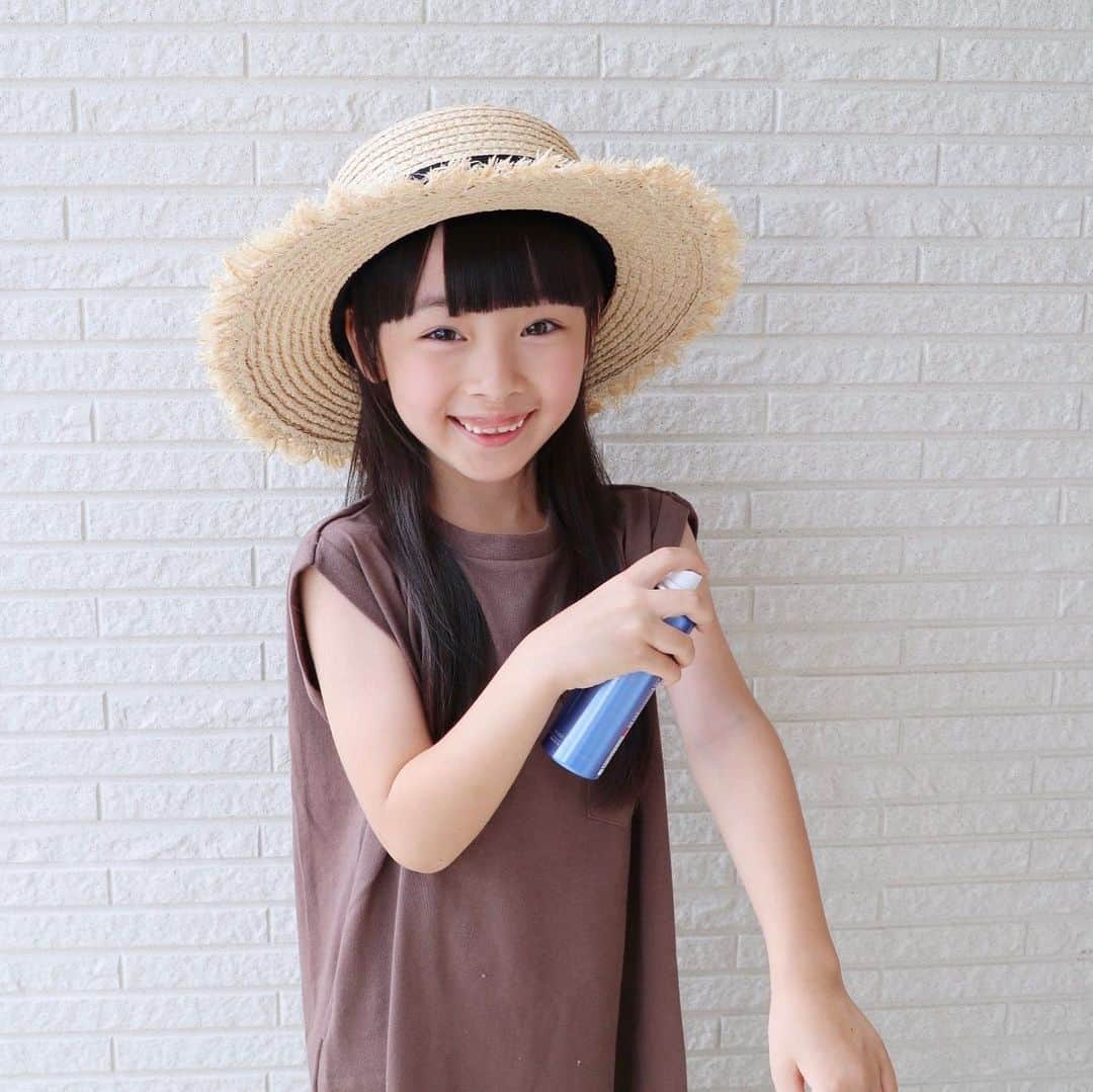 Akiさんのインスタグラム写真 - (AkiInstagram)「7/21 ・  @famsbaby の日焼け止め🏄‍♀️🌴 ・ ・ 娘、小学校に行く時も 日焼け止めを塗っているんだけど 朝なんて毎日時間との勝負なんだよね ・ ご飯！歯磨き！顔洗って！着替えて！ 宿題持った？！ 日焼け止め塗るの忘れてる！早く！！！ ・ 的なルーティーン🏃‍♀️ ・ ・ そんなスピード勝負な我が家には 絶対スプレータイプの日焼け止めが必須で ファムズUVを使ってみたら これがもう楽の極み☺️✌︎ ・ 生後3ヶ月の赤ちゃんでも使えるほど お肌に優しい日焼け止めなので 使用感もサラサラ☺️ ・ ・ 個人的にこのファムズUVでグッときたのが 名前ね ・ Fam's Baby Angel UV spray 〜天使のさらさら息吹〜 ・ 天使のさらさら息吹だよ？ 語彙力すごくない？ ・ ・ そんな語彙力ハンパない ファムズUVさん ハワイ旅行が当たるキャンペーン実施中だってよ🌺🌴 ・ ハワイ行きたい ハワイ行きたい ハワイ行きたい☺️ ・ みんなもファムズＵＶで検索してみてね🤗 ・ ・ ・ ・ #ファムズＵＶ#famsuv#ファムズ日焼け止め#エンジェルＵＶスプレー#angeluv#敏感肌日焼け止め #7歳#インスタキッズ#仙台ママ#JS1#smarby#ig_kids#ig_kidsphoto#kids_japan#kidsfashion#mamapo_official#kjp_ootd#mamagirl#comona#ig_kidsfashion#instagram_kids」7月21日 18時10分 - mas_0504