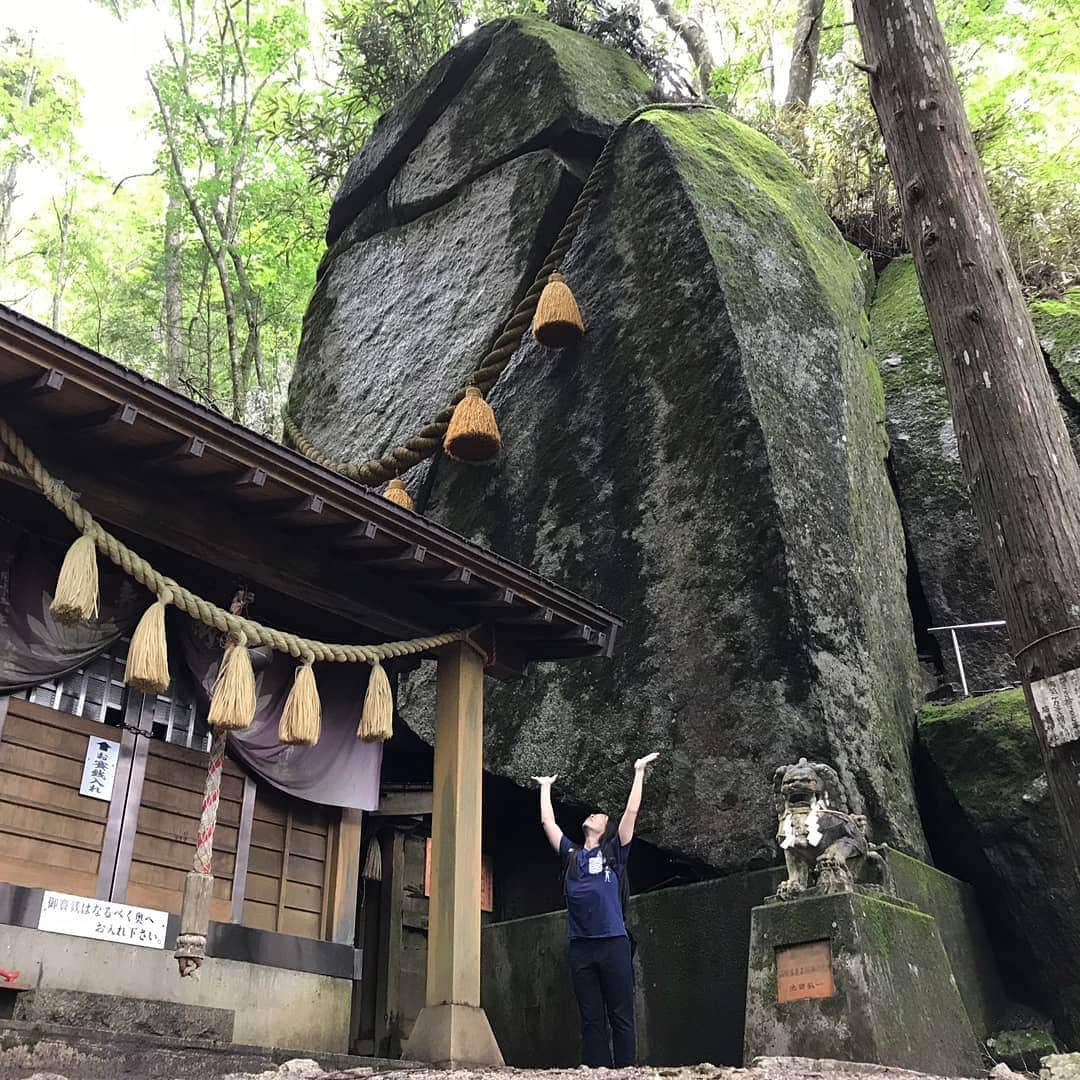 LOVE ME DOさんのインスタグラム写真 - (LOVE ME DOInstagram)「2020年の運気を得る為に巨石のある神社へ！巨石がある場所へ旅を続けます！一緒に来てくれる人がいたら是非～✨開運、勝負運の神様、山梨県、石割神社です。 #山梨県 #山中湖 #石割神社 #開運 #勝負運 #ラブちゃんパワースポット #パワースポットツアー  #パワースポット巡り #替えのtシャツ必要 #替えのtシャツ必須 #替えのパンツ必須 #帰りは温泉 #帰りは温泉でさっぱり #膝がガクガク #膝がガクガクする #巨石 #巨石巡り#巨石巡りの旅」7月21日 18時20分 - lovemedo_fortunteller