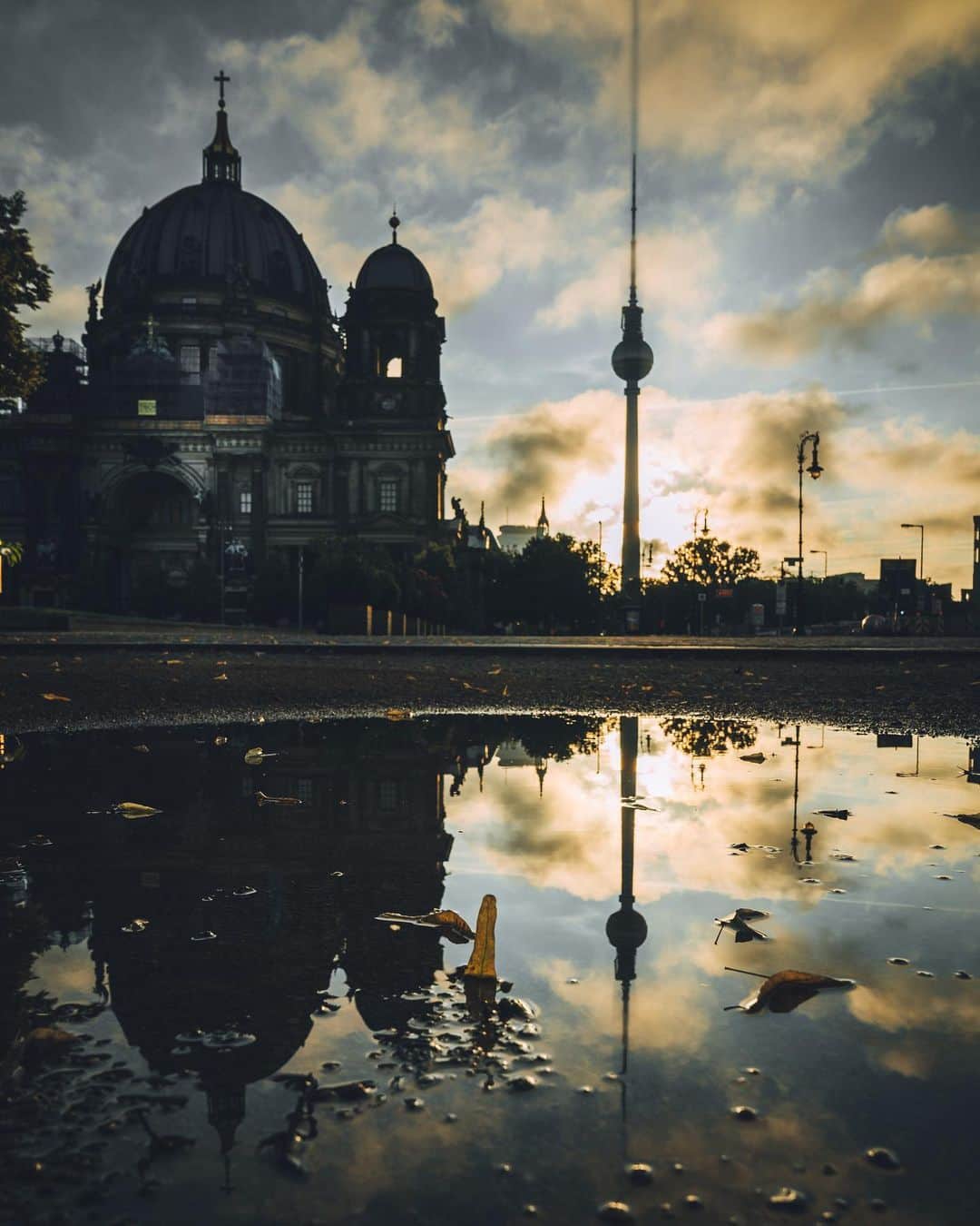 Thomas Kakarekoさんのインスタグラム写真 - (Thomas KakarekoInstagram)「it’s a new day  the only time I still really enjoy taking photos of Berlin is after traveling. everything feels so new and unexplored, even the places I shot like a million times. back home now for a short time and look forward to working on some new projects that I’ll be sharing here soon.  #berlin」7月21日 18時21分 - thomas_k