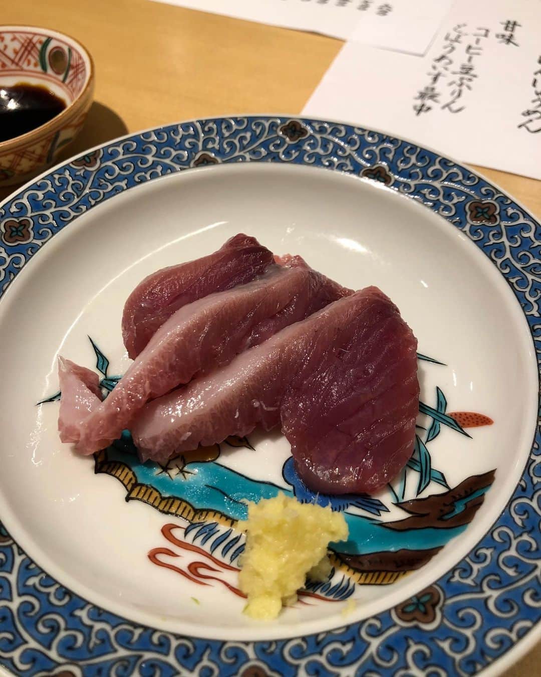 濱田マサルさんのインスタグラム写真 - (濱田マサルInstagram)「京都は僕にとってご褒美的な場所 【ご飯を食べに。】がメインではありますが。。まぁ、出身が大阪なので お味が好みなんですよね❤️ #和食宝来  京都に行くと必ずお邪魔するお店の１つ❣️ 人気店なので、予約必須ですが その時、1番美味しい食材を提供してくださいます🙏🏻 単品で色々と頼めるお店です⤴️ 今回食べて驚いた 素晴らしい［鰹］ 脂がノリノリでした♩ 1人でお邪魔しても楽しく美味しい時間を提供頂けるのですよ🙋🏻‍♂️⭐️」7月21日 18時21分 - hamadamasaru