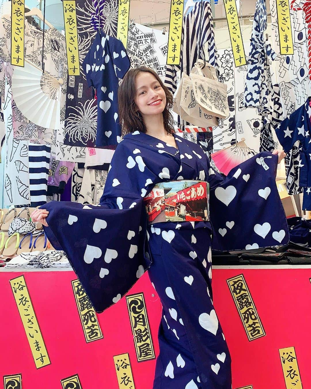 大森美知さんのインスタグラム写真 - (大森美知Instagram)「🏮🏮🏮🏮🏮 夏の準備🎋👘🎐 #月影屋 #浴衣 でございます #夜露死苦 #いちご飴 🍭🍓#帯 #みちしふく」7月21日 18時23分 - michi_oomori_official