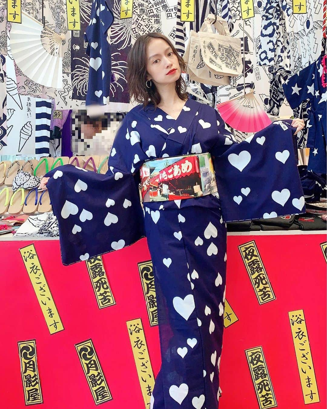 大森美知さんのインスタグラム写真 - (大森美知Instagram)「🏮🏮🏮🏮🏮 夏の準備🎋👘🎐 #月影屋 #浴衣 でございます #夜露死苦 #いちご飴 🍭🍓#帯 #みちしふく」7月21日 18時23分 - michi_oomori_official