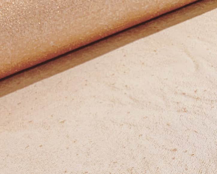 安珠さんのインスタグラム写真 - (安珠Instagram)「6月京都の安珠写真展「安珠写真展「Invisible Kyoto―目に見えぬ平安京― 」に西陣織をご提供してくださった細尾さん  写真展では、淡く艶やかに輝く西陣織からの月明りに照らされた平安女性のインスタレーションを制作しました🙏﻿﻿ 名古屋の松坂屋さんで秋に細尾さんとイベントを開催🍁 秋が楽しみです👘✨ ＠名古屋松坂屋 ﻿﻿﻿﻿ #松坂屋 #着物 #株式会社細尾 #俵屋 #紅葉の会 #InvisibleKyoto #目に見えぬ平安京 #京都 #美術館えきKYOTO #安珠写真展 #平安京 #anju #安珠 #anjuphotographer」7月21日 18時24分 - anjuphotographer