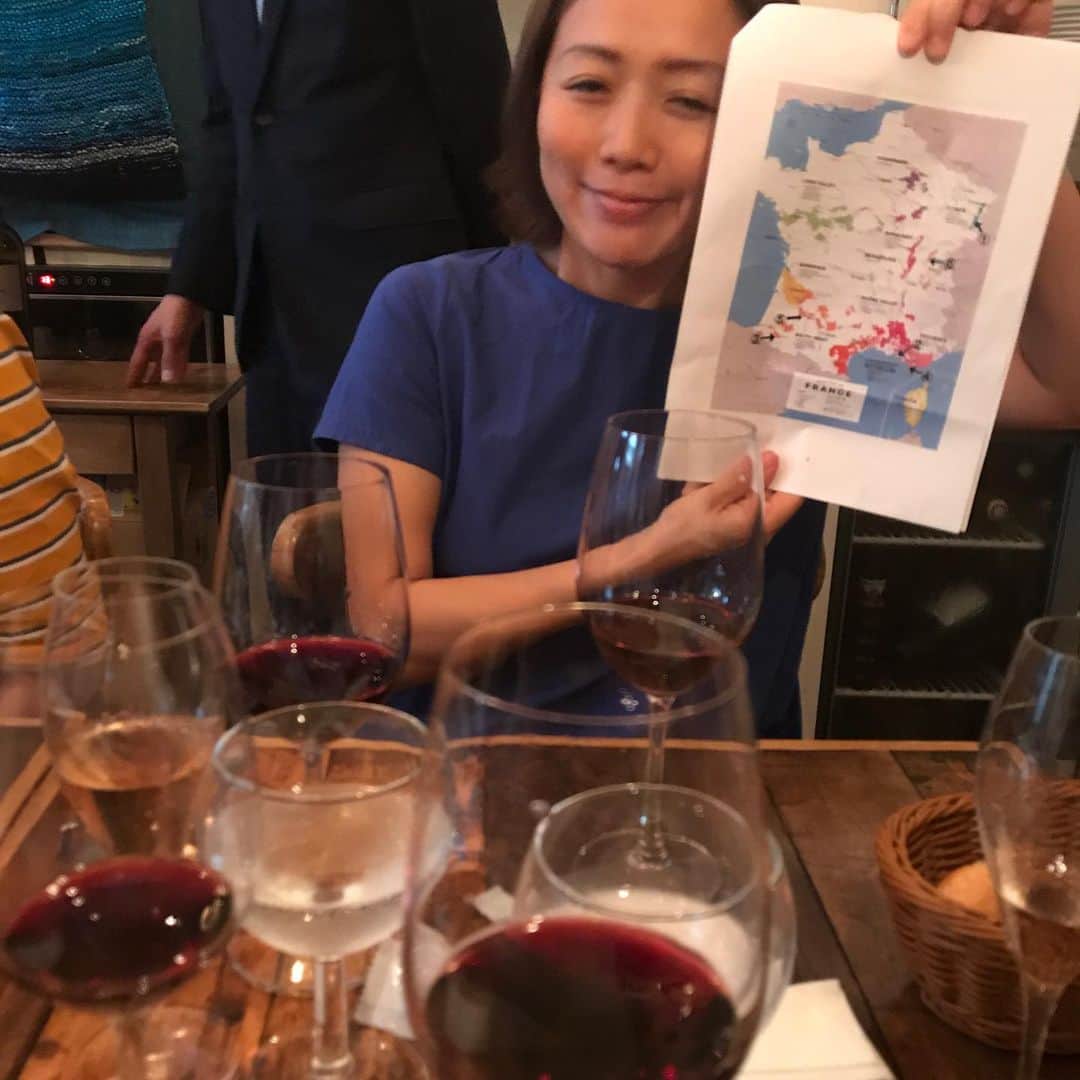 栗原友さんのインスタグラム写真 - (栗原友Instagram)「今日は子供達を賀茂ちゃんに任せて、愛と一緒に恵比寿ガーデンプレイスにあるワインショップ［ラヴィネ ］の食事会に参加させてもらいました。6種類のワインとフランス料理のペアリング。どれもこれも美味しくて、ワイン4本注文しちゃった。というかここのレストランが素晴らしく美味しすぎて再訪間違いなし！デザートも最高！家から遠いのがちと悔しい。くぅーーーーーっ！」7月21日 18時26分 - kuri__tomo