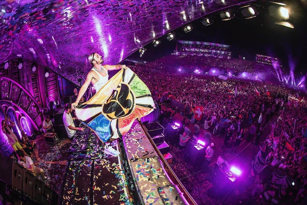 Dimitri Vegas & Like Mikeさんのインスタグラム写真 - (Dimitri Vegas & Like MikeInstagram)「Tomorrowland ❤️ all those beautiful flags last night! Show us yours in the comments」7月21日 18時30分 - dimitrivegasandlikemike