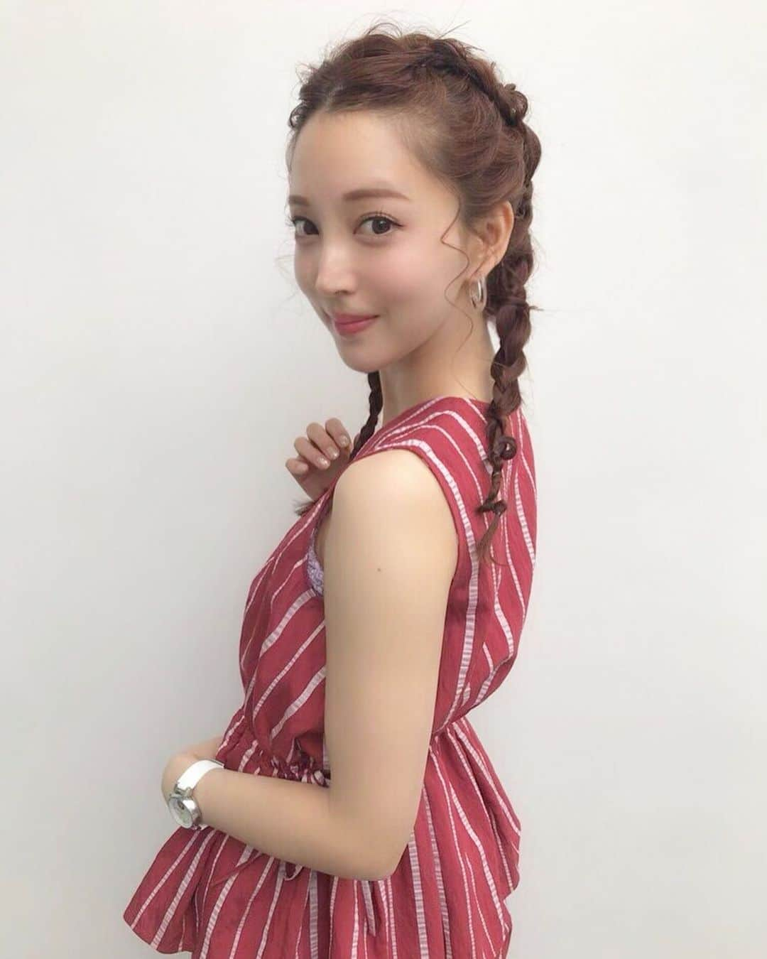 麻亜里さんのインスタグラム写真 - (麻亜里Instagram)「MAARIヨガイベントのビーチヨガに合わせて ヘアアレンジしてもらいました🥳💕 いつもお世話になっている @urealm_ta23yuki  またこの髪型にしたいな♥️ . . そしてご質問多かったお洋服はタグ付けしてます🥰 セールでゲット！👍✨ . . ビーチヨガの写真は カメラマンからデータをいただいたらアップしますね💓 . #ヘアアレンジ #ヘアセット #三つ編みアレンジ #ボクサーブレイズ #編み込み #ビーチヨガ　#麻亜里ヘア」7月21日 18時37分 - maari.0108