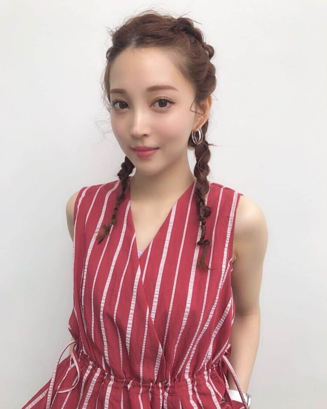 のインスタグラム：「MAARIヨガイベントのビーチヨガに合わせて ヘアアレンジしてもらいました🥳💕 いつもお世話になっている @urealm_ta23yuki  またこの髪型にしたいな♥️ . . そしてご質問多かったお洋服はタグ付けしてます🥰 セールでゲット！👍✨ . . ビーチヨガの写真は カメラマンからデータをいただいたらアップしますね💓 . #ヘアアレンジ #ヘアセット #三つ編みアレンジ #ボクサーブレイズ #編み込み #ビーチヨガ　#麻亜里ヘア」