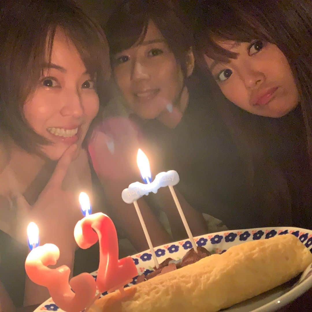 八幡愛のインスタグラム：「本日、歳をとった模様🎂  写真は先週の前祝いと生まれた時から片手には飲み物だった記録🍺❤️ みんなが想像する以上にダサ痛い日々を過ごしてるけど、それでもおめでとうと言ってくれる人がいて幸せです🐰  #オナニーの日 #参院選 #選挙にいこう #いやまじで」