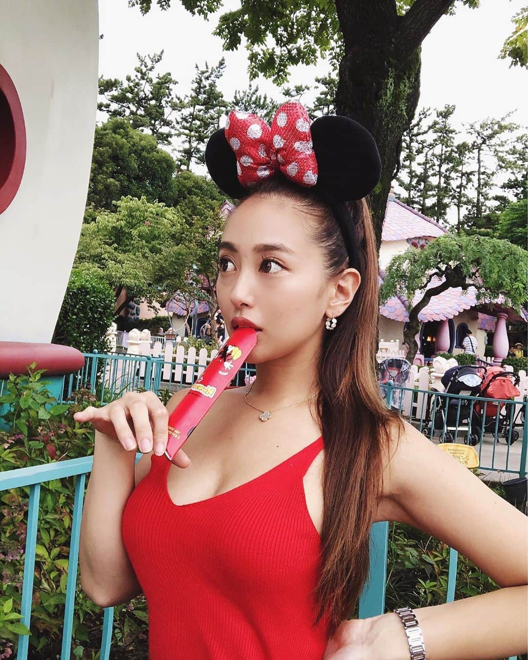 のインスタグラム：「トゥーンタウンのスプリングロールが小さい頃から大好きで必ず食べる😋🍕🥤🍿 .  みんなは何が好き⁈🍿🍿🍿 そして髪の毛伸びるのはやっ😕 . #disneyland #disney #東京ディズニーランド#TDL#トゥーンタウン#スプリングロール」