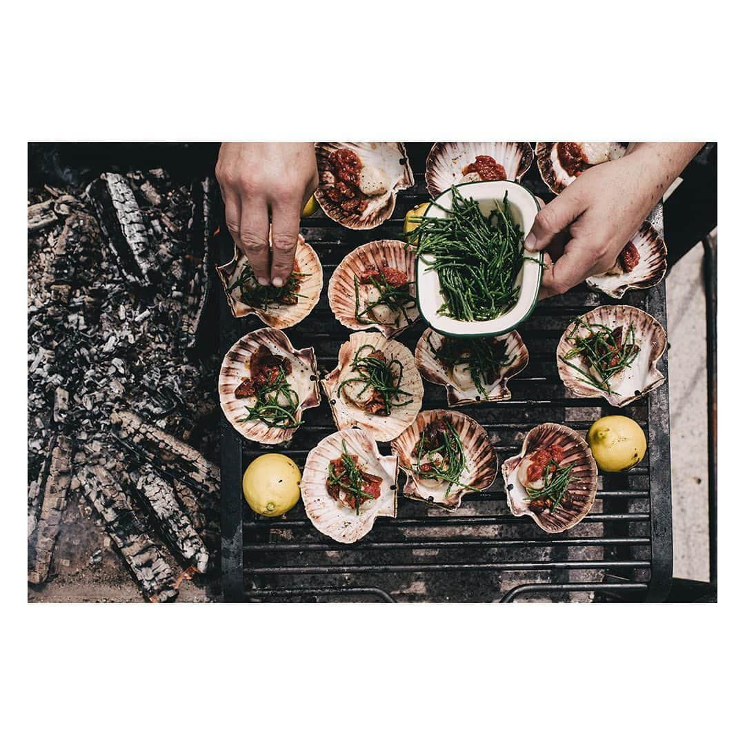 The Modern Houseさんのインスタグラム写真 - (The Modern HouseInstagram)「The Modern Menu: chef Steve Horrell makes Lyme bay scallops with chorizo and samphire at @rothbarandgrill in @hauserwirth Somerset. Link in our bio for the recipe.」7月21日 18時50分 - themodernhouse