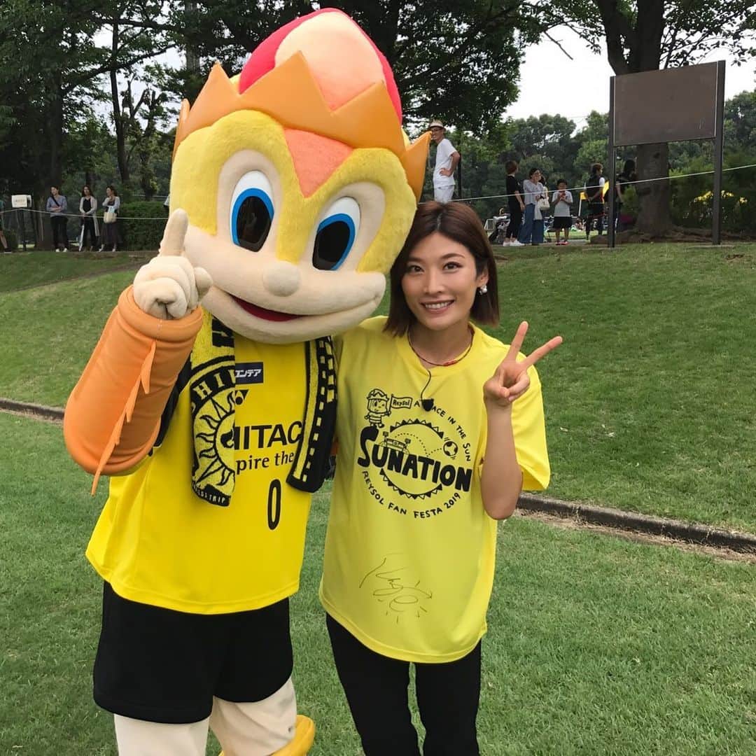 西谷綾子のインスタグラム：「✴︎ 柏レイソルファン感謝Day♡ サポーターの皆さん弾ける笑顔で選手たちと楽しく触れ合っていました💓😍あや吉もenjoy🙌😆 ・ あや吉にもたくさん声をかけてくださり ありがとうございます☺️♪ ・ #柏レイソル #ファン感謝デー #ファン感 #サッカー  #今年のTシャツも可愛い #tシャツ  #レイくんのサイン入り  #soccer #reysol #jleague #kashiwa #kashiwareysol #football」