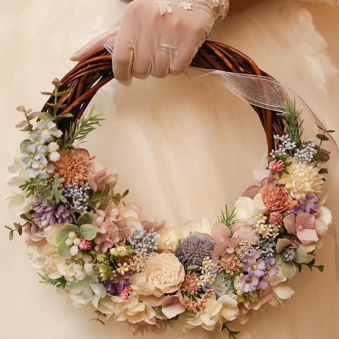 ホテルモントレウェディング【公式】 のインスタグラム：「♥ ￣￣￣￣￣￣￣￣￣￣ @montereyweddingをフォローして 『 #モントレ花嫁 』『 #ホテルモントレ』の タグをつけて投稿してくださいね＊*. . ♥全国のモントレ花嫁さま♥ ・‥…━…‥・‥…━…‥・‥…━…‥・ こちらのお写真は、 @miho.wd　さま よりリグラムさせていただきました！ 素敵なお写真をありがとうございます！♡ ・‥…━…‥・‥…━…‥・‥…━…‥・ . ◆ホテルモントレ公式HPはこちら* https://www.monterey-wedding.jp . #モントレ #モントレ花婿 #プレ花嫁 #卒花 #weddingdress #プラコレ #ウエディングニュース #marryxoxo #wedding #dress #結婚式場 #日本中のプレ花嫁さんと繋がりたい #ブライダルフェア #結婚式 #パーティ #披露宴 #2019年春婚 #2019年夏婚 #2019年秋婚 #2019年冬婚 #ホテルウェディング #dressy花嫁 #marry花嫁  #ウェディングブーケ #bouquets #flowers #flowerarrangement」