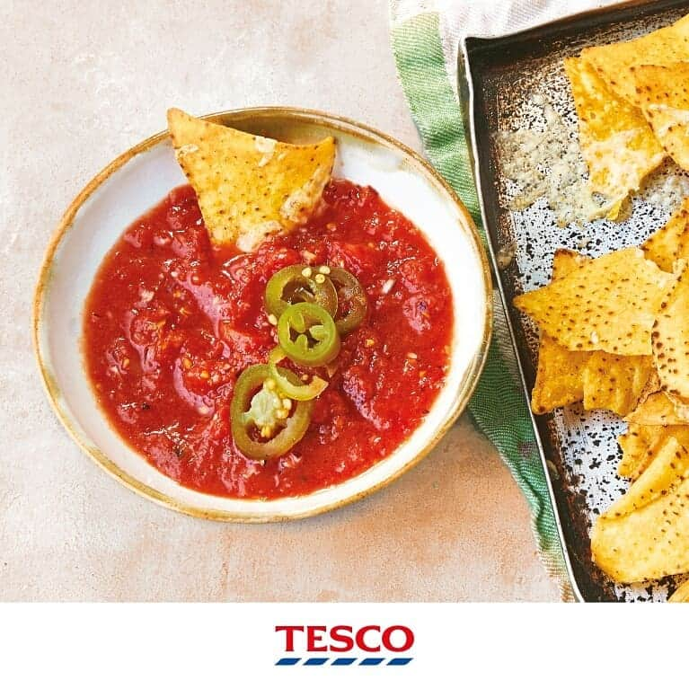 Tesco Food Officialさんのインスタグラム写真 - (Tesco Food OfficialInstagram)「Great weather for a garden party (touch wood). From salsa to tropical cocktails - even fried chicken! - we’ve given all the treats you love simple adjustments to make them healthier. Find these ideas on Tesco Real Food under ‘Healthy’ – link in bio'  SPARKLING GRAPEFRUIT, LIME & ROSEMARY WATER – a simple spritz makes the ultimate mocktail HEALTHY SOUTHERN FRIED CHICKEN – baked not fried, no one will know… SPICY BEEF KEBABS – use lean steak for meat skewers  STORECUPBOARD TOMATO SALSA – blitz up your own salsa for an extra-fresh result」7月21日 19時05分 - tescofood