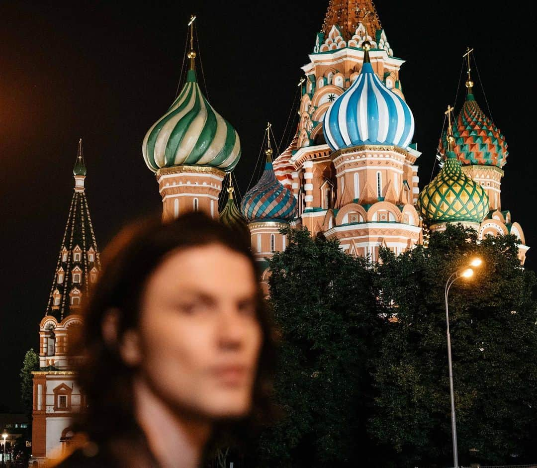 ジェームズ・ベイさんのインスタグラム写真 - (ジェームズ・ベイInstagram)「I don’t know if you can tell but we went to red square in Moscow and it’s a totally super cool back drop so we basically did a whole photo shoot sooo yeh x 📷 @ohalfin」7月21日 18時57分 - jamesbaymusic