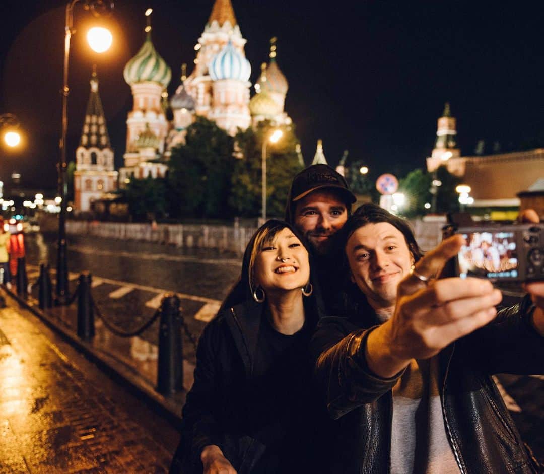 ジェームズ・ベイさんのインスタグラム写真 - (ジェームズ・ベイInstagram)「I don’t know if you can tell but we went to red square in Moscow and it’s a totally super cool back drop so we basically did a whole photo shoot sooo yeh x 📷 @ohalfin」7月21日 18時57分 - jamesbaymusic