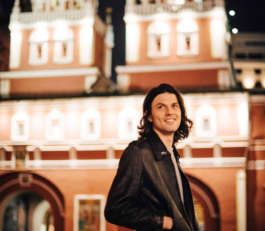 ジェームズ・ベイさんのインスタグラム写真 - (ジェームズ・ベイInstagram)「I don’t know if you can tell but we went to red square in Moscow and it’s a totally super cool back drop so we basically did a whole photo shoot sooo yeh x 📷 @ohalfin」7月21日 18時57分 - jamesbaymusic