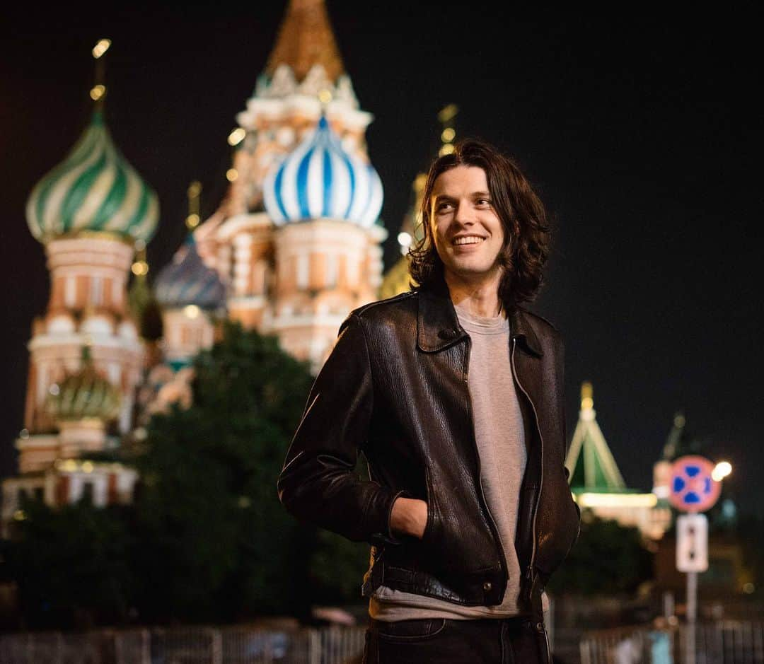 ジェームズ・ベイさんのインスタグラム写真 - (ジェームズ・ベイInstagram)「I don’t know if you can tell but we went to red square in Moscow and it’s a totally super cool back drop so we basically did a whole photo shoot sooo yeh x 📷 @ohalfin」7月21日 18時57分 - jamesbaymusic