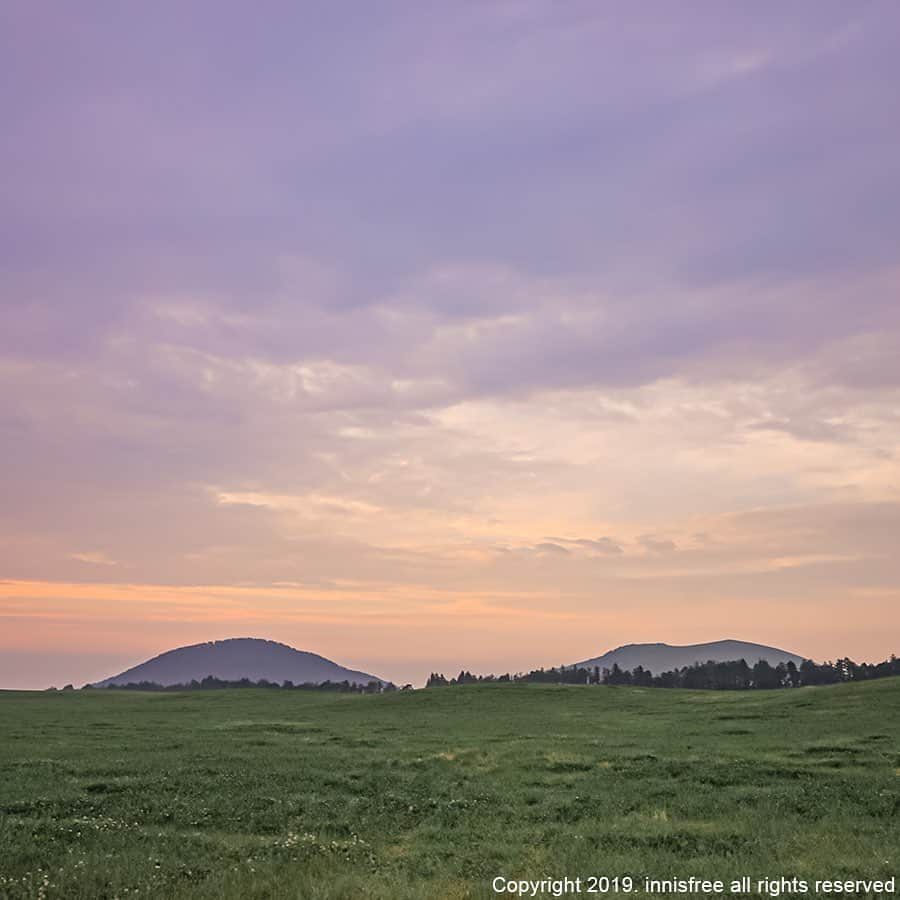 innisfree official (이니스프리) さんのインスタグラム写真 - (innisfree official (이니스프리) Instagram)「This place showing a picturesque sunset is #Jeju Saebyeol Oreum. ⠀ 그림 같은 노을이 펼쳐진 이 곳은 #제주새별오름 이에요.」7月21日 19時00分 - innisfreeofficial