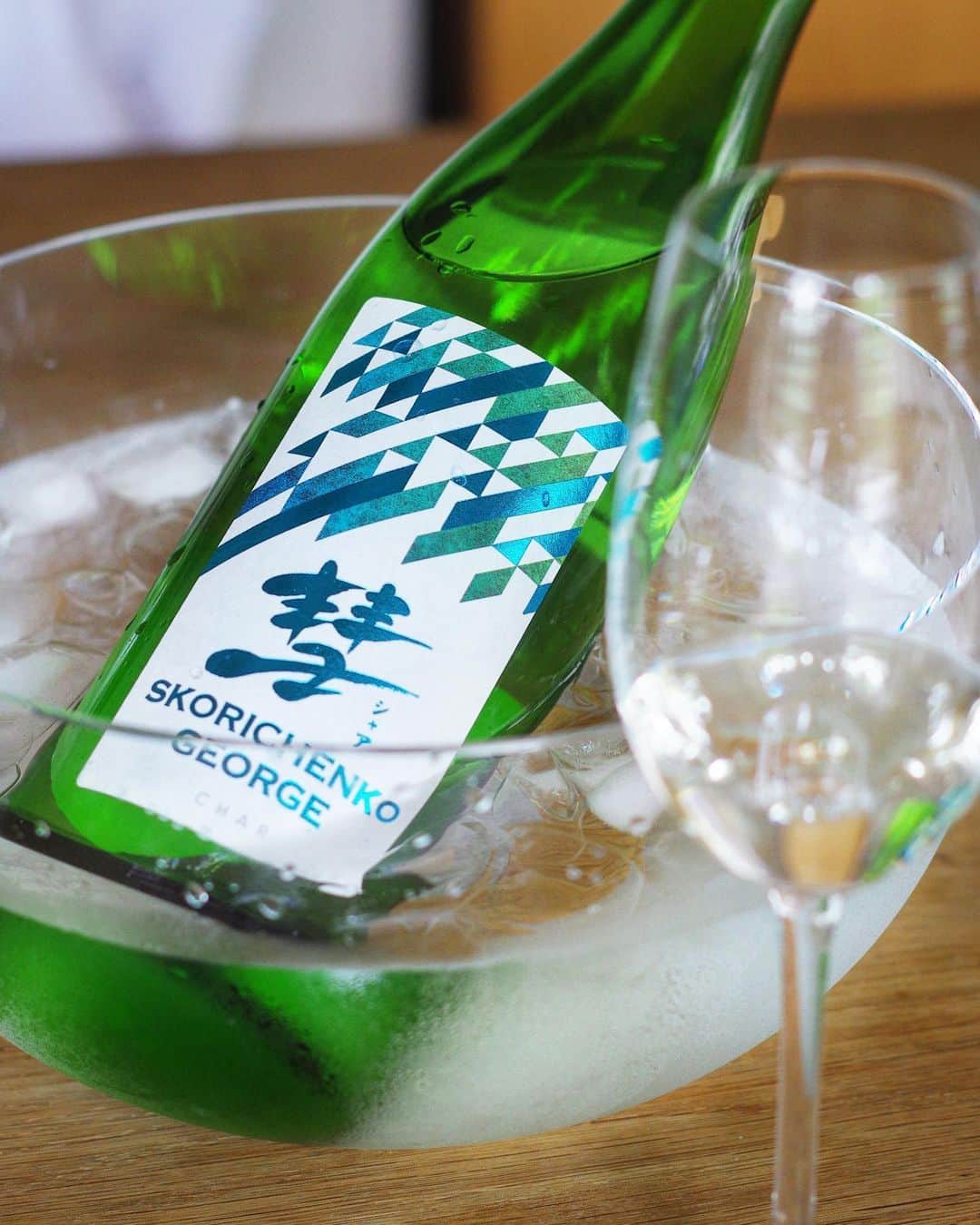 のインスタグラム：「* 彗星の如く現れた話題の 日本酒ブランド「彗(シャア)」から 新星☄️✨🤩 「スコリチェンコ・ジョージ」登場！ * 今回は搾りたての超新鮮な純米生酒を 槽場(ふなば)で直接汲みとり瓶詰め。 * 空気との接触を極限まで抑え、 蔵元でしか飲めないような 搾りたてのフレッシュで フルーティーな味わいを実現😲 * 『フルーティーな香り』 『米の甘味』 『生酒のプチプチした発泡感』 が癖になる、 スカッとクリアで爽快な味わい。 蒸し暑い夏にぴったりなお酒です ぜひワイングラスで！🥂 * 一足先に登場した彗仲間、 「彗 ポイマンスキー」との 飲み比べも楽しいかも👌 * キーンと冷えた華やかな夏酒を ぜひご堪能ください！😋 * #焼きナス 、 #枝豆 を #おつまみ に。 #彗 #シャア #スコリチェンコジョージ #char #日本酒 #清酒 #遠藤酒造場  #nihonshu #お酒 #リカマン  #リカーマウンテン #飲酒タグラム #お酒好きな人と繋がりたい #家呑み #家飲み #summer #昼呑み」