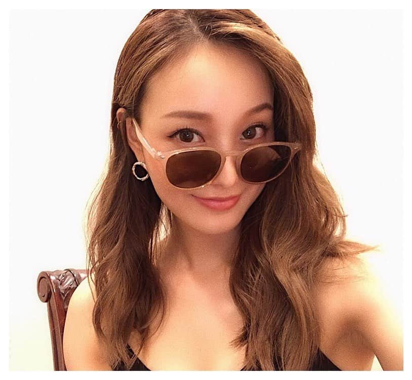 水谷望愛さんのインスタグラム写真 - (水谷望愛Instagram)「🕶 ❤️ ❤️ ❤️ 可愛いサングラスGetしましたぁ✨ 髪が明るいと柔らかい色のサングラスの方が馴染むね😎  @tres.jewelry ↑こちらで購入できます🙆‍♂️ クーポンコード「300GA」 可愛いアクセサリーがたくさんあるから覗いてみてね🥳  #tresjewelry」7月21日 19時02分 - noa0209_x_x_