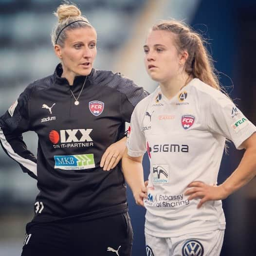 アーニャ・ミッタークのインスタグラム：「when you try to explain @fionabrown31 that you won’t play for @fcrosengard anymore 😔😄 all the best to my former teammates...💪🏻🇸🇪 #tahemguldet #omstartavdamallsvenskan @obosdamallsvenskan」