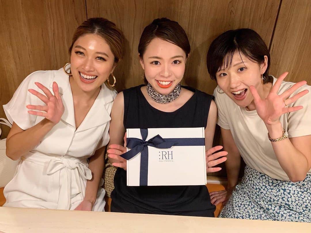 のインスタグラム：「愛方の結婚祝い💒 . なんだか会話が老けたねw 毎週仕事終わりに、行っちゃう？ とか言って朝までクラブで遊んでた 元気はどこにいったのかw 落ち着いたと同時に 30代に向けて色々考えさせられるな💭 . #おめでとう #私も追います #なんだこのポーズ」