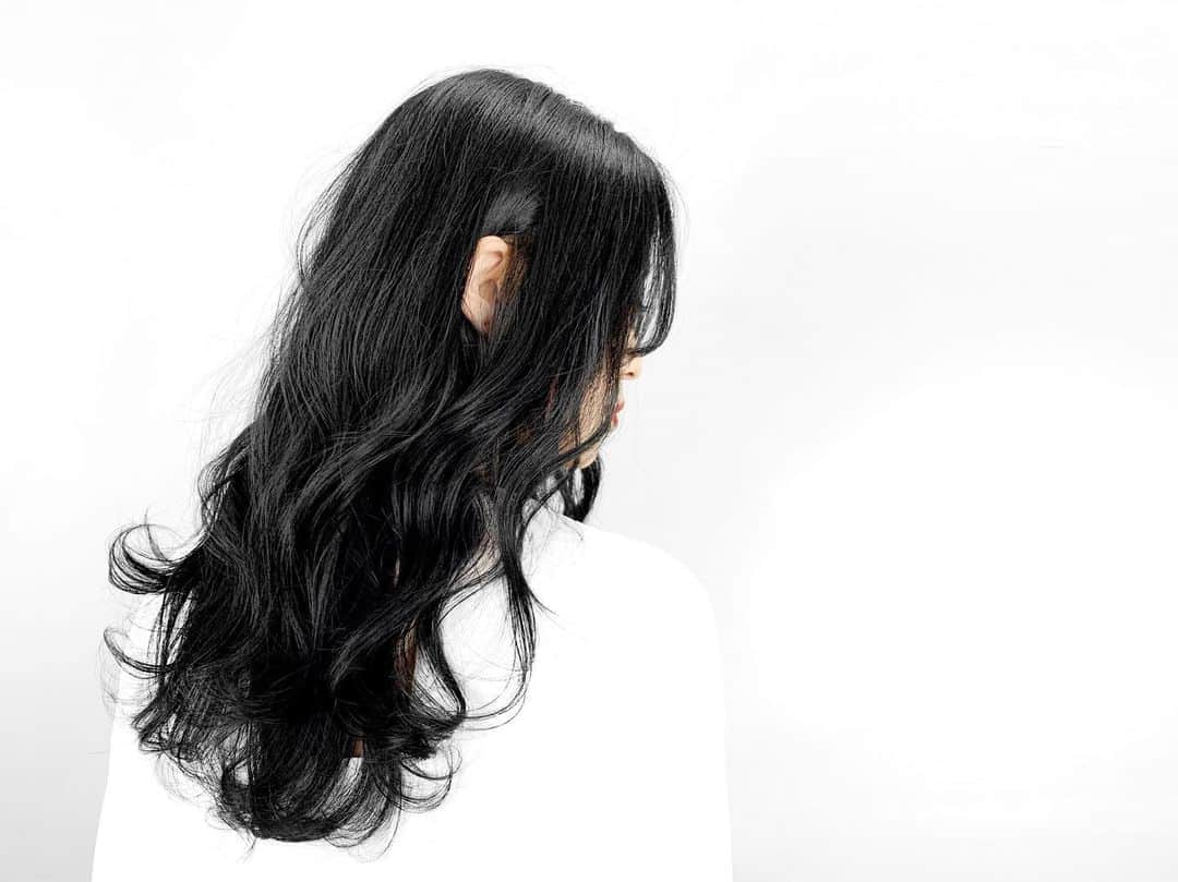 lve_xxxxのインスタグラム：「.﻿ .﻿ NEW HAIR💇🏻‍♀️﻿ ﻿ 赤みなくして﻿ BLUE BLACK にってオーダー🙏﻿ ﻿ 地毛が赤み強めなのすが… ブリーチなしてお願いしました。 ﻿ 青み出にくいとの事でしたが 良き色に🖤﻿ Thank you ！ ﻿ カット✂︎は 多毛少なくしてもろーて﻿ スカスカなってる毛先と整えて﻿ 重さ出してもらいました🙆‍♀️﻿ ﻿ @album_julian ちゃんに﻿ お願いしました☺︎﻿ ﻿ 韓国🇰🇷っぽストリートHairに﻿ したい方は、是非に🖤﻿ ﻿ ﻿ #album #albumhair ﻿ #SHINJUKU #black ﻿ #hair #salon #beautyday﻿ #Korea #🇰🇷﻿ ﻿」