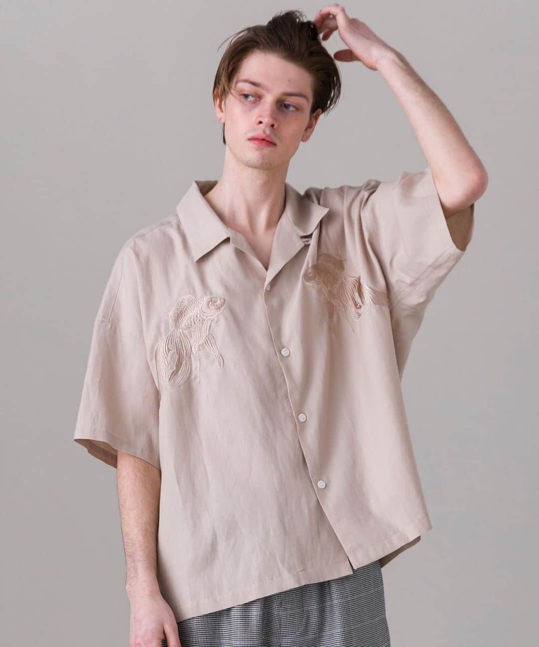 のインスタグラム：「spot  ss19 19SDSP1274  GOLDFISH SHIRTS #deluxe #deluxe_jp #deluxe_pr #deluxe_19ss_spot  http://www.deluxe.jp」