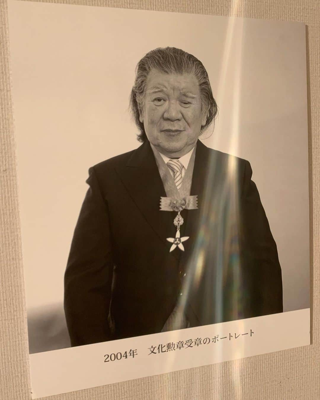 福王寺彩野さんのインスタグラム写真 - (福王寺彩野Instagram)「私の祖父、文化勲章受章者で日本画家の福王寺法林が来年生誕100年ということで、祖父の出身地であり名誉県民、名誉市民でもある山形県米沢市の上杉博物館で行われている展覧会を観るため、山形まで行ってきました。 会場のある博物館に入るとそこにはおじいちゃまの描いた能舞台の鏡板がありました。 今回の展覧会では、代表作のほぼ全てが網羅されており、初期の作品やデッサンなど、私も初めて見るものが沢山展示されていました。 幼少期に左目の視力を失い、生涯右目しか見えなかったおじいちゃま。きっと遠近感とかわからなかったはずなのに、そうとは思えないほどダイナミックで美しい絵を描く人でした。 私の父も同じく日本画家ですが、その画法は近いにも関わらず、父の描く繊細なタッチと祖父の絵は全く違って、どちらも私は大好きなのです。 祖父は晩年はその魅力にとりつかれたようにヒマラヤの絵を沢山描いていて、毎年のように父と祖父は一緒にネパールに取材に行き、生のヒマラヤを描くために上空でヘリコプターのドアを開け、命綱無しで父が祖父の足を支えながら、揺れで折れ続ける鉛筆を削りながら、命懸けでデッサンをしていた話をよく私にも聞かせてくれました。 生前の祖父の言葉、『芸術は自由ではない。失敗は許されない。だが私は失敗ばかり。だからまた失敗しないように勉強をする。失敗をして無になればいい。無から開いた目が芸術で。芸術は心の仕事。』とありました。とても心に響きました。 幼い頃、父や祖父の職業が他の皆と違うのがなんだか恥ずかしいような気がして、休みのたびに行くのも旅行も美術館ばかり、クリスマスのサンタクロースのプレゼントまでもいつも文房具や画材ばかりなのがとても不満で、嫌でした。笑 だけれど、両親や祖父母が小さい頃からずっと色々なものを私に絶え間なく見せ、美しいものとは何か、芸術とは何なのかを教えてくれていたことに気づいて、30代に入ってから私は陶芸や彫刻、日本画を始めました。 自分で描き、作ることで、よりアートの魅力に惹かれ、理解することが出来るようになりました。 今はファッション、ジュエリーのお仕事でクリエイティブに関わっているけれど、創作活動も続けながら、いつか自分の作品も発表できたら、と思っています。 あの時、大学への進学で芸大や美大を選ばなかったこと。少しも後悔していないと言ったら嘘になります。その頃の私はメイクアップアーティストになりたくて、ヘアメイクの専門学校に行きたかった。でもそこに行くなら、成城大学の芸術学科に行き、博物館学芸員の資格を取ること。それを条件に大学時代は夜間に専門学校に行ってもいいと、両親から許可をもらいダブルスクールで大学と専門学校を卒業し、学芸員（キュレーター）の資格も取りました。 結局ヘアメイクへの道には進まず、大学在学中からAHKAHのPRをやりながら大学4年の時にtinkpinkを立ち上げて、今に至ります。 いつか、、、自分でキュレーションして美術館を作り、母にプロデュースしてもらい、法林・一彦・彩野の親子三代展をやるのが夢でもあります。 そしておじいちゃまに何もかもそっくりで、生まれ変わりとしか思えない我が息子！今回の展覧会に連れて行ってあげられなかったけれど、息子にも芸術に沢山触れさせてあげたいな。いつか親子四代で。。。💓 長くなりました。 展覧会の様子と、私のヒストリーについてはストーリーズ・ハイライトに残してあるので良かったら見てみてください。 米沢は、東京駅から新幹線で2時間。少し遠いけれど日帰りでも行けます！祖父の展覧会は8月4日までなので、もし東北方面に行かれる方、お近くにお住いの方。是非足を運んでみてください。 #山形県 #米沢市 #米沢市上杉博物館 #生誕100年 #日本画家 #文化功労者 #文化勲章受章者 #名誉県民 #名誉市民 #福王寺法林 #展覧会 #個展 #日本画 #福王寺一彦 #美術館 #japanesepainting #japanesepainter #horinfukuoji #exhibition #yonezawa #AHKAH #tinkpink #福王寺彩野」7月21日 19時14分 - ayano_fukuoji