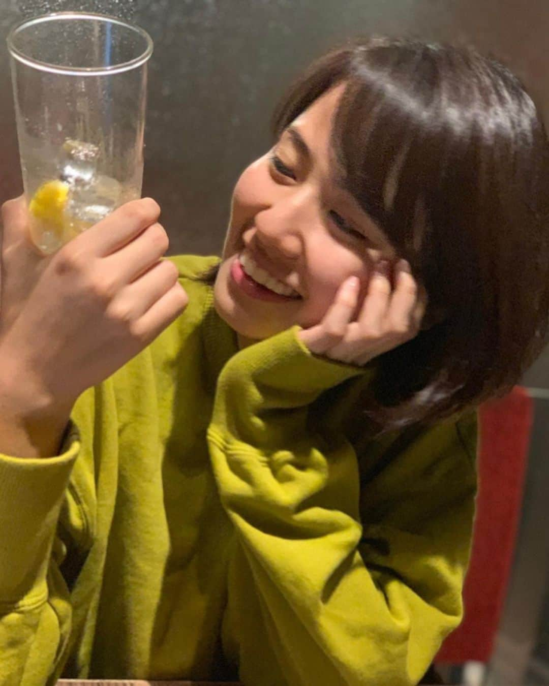 新谷あやかさんのインスタグラム写真 - (新谷あやかInstagram)「あー、家族飲みが本当に楽しい！！ ・  お酒が美味しい！！！ ・  I'm drinking with my parents. .  I'm so happy .❤️ ・ #新谷あやか  #しんやあやか  #shinyaayaka  #actress #女優 #タレント #英語好き  #englishteacher  #ウイスキー #ウイスキー女子  #ウイスキー愛好 #シーバスリーガル #シーバスリーガル12年  #family  #家族好き  #ハイボール #ハイボール飲んでうぃー  #おはもに #おはもにー」7月21日 19時16分 - shinya.ayaka