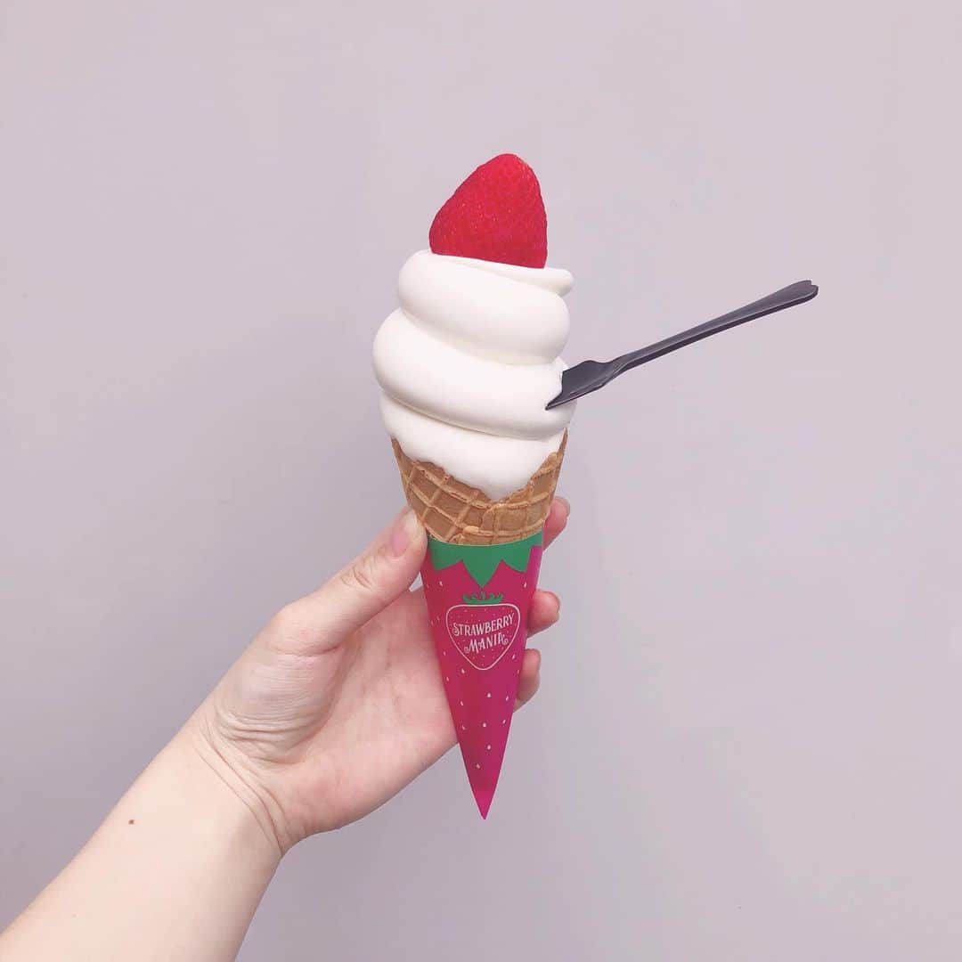 青木菜花のインスタグラム：「.﻿ .﻿ 🍓﻿ ﻿ 映え？！！！🤣﻿ .﻿ ,﻿ #苺 #ソフトクリーム #strawberry #instagood #instafood #instalike #l4l」