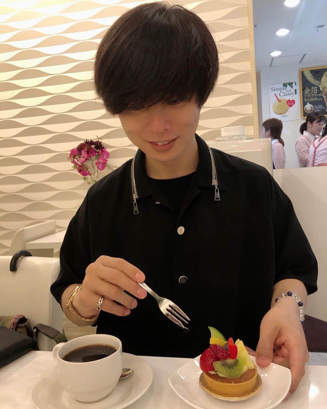村長（小顔大使）さんのインスタグラム写真 - (村長（小顔大使）Instagram)「昨夜はタンしゃぶの#たんか デザートにふらっと立ち寄った餃子 そして深夜ケーキを食べ、 ランチに#天寿し 行って帰ってきました😌 #24時間滞在 #福岡グルメ #天寿し #天神たんか #九州グルメ #博多 #中洲 #天神」7月21日 19時20分 - soncho12