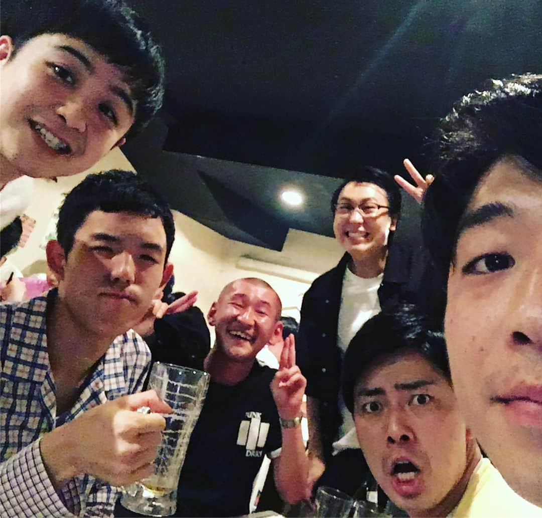 新山士彦さんのインスタグラム写真 - (新山士彦Instagram)「ABC応援していただいた方、本当にありがとうございました！今日負けてよかったと思えるようにするしかないので、そうします！エンペラーおめでとう！優勝が同期でほんまによかった  p.s皆川さんだけ、早々と芸人の席からABCの社員さんの席へ移動しました。」7月21日 19時20分 - sayaka_no_niiyan